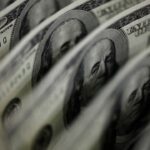 Dollar Wavers Amid Political Uncertainty and Rising Trade Tensions