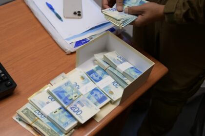 Israeli gov’t proposes restrictions on holding cash