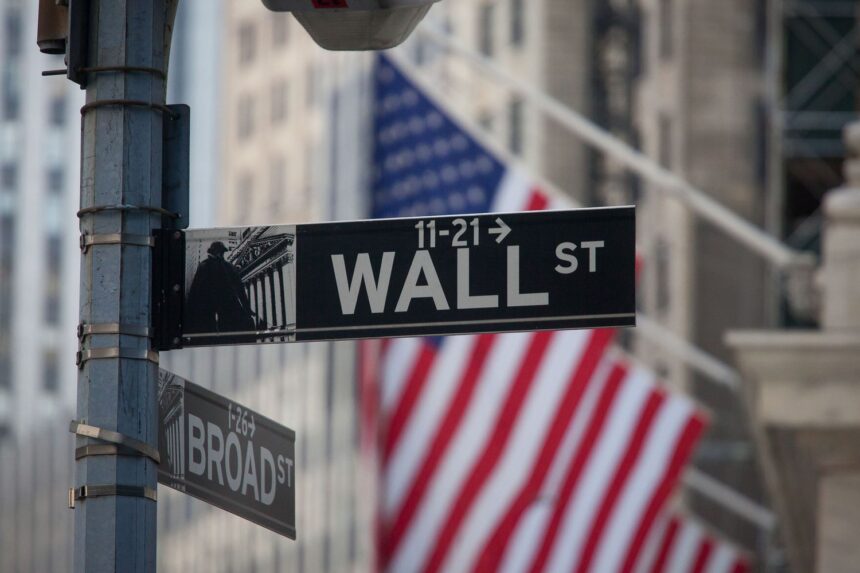 Wall Street Prepares for a Turbulent 2026: Investment Banks Forecast Growth in M&A and IPOs
