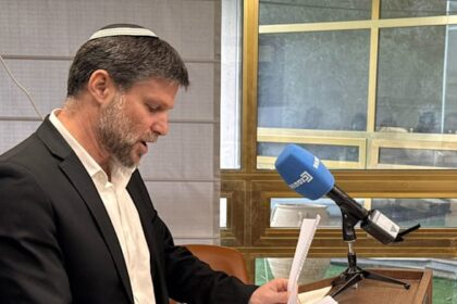 Knesset cancels VAT exemption hike on personal imports