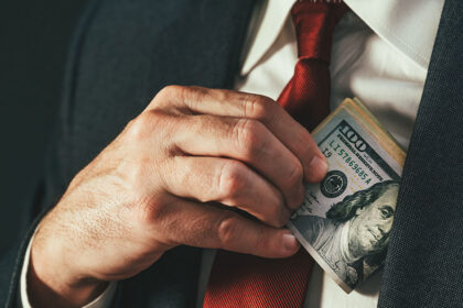 Dollar Weakens: How Improved Geopolitical Situation and Lower Inflation Affect Currency Markets