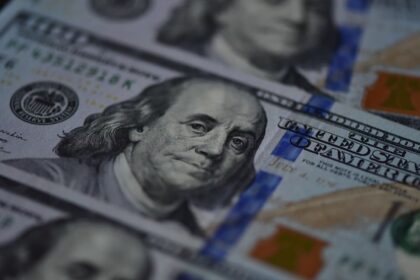 Dollar Firms as Iran Peace Deal Shows First Cracks and Strait of Hormuz Shipping Falls Sharply Again