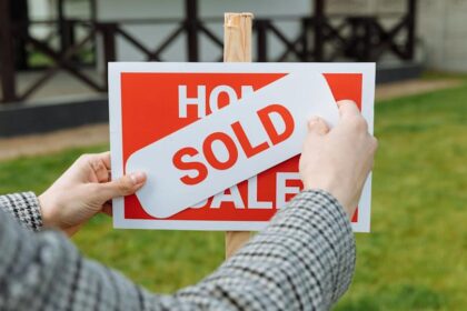 US Mortgage Applications Jump 11% as Borrowers Seize Rate Dips Despite Persistent Market Volatility