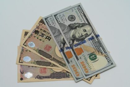 Dollar Holds Its Ground as Middle East Tensions Reshape Global Risk Appetite and Monetary Policy Calculus